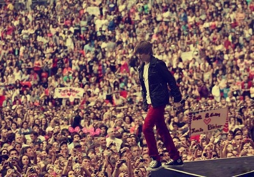 A sea of beliebers behind the Biebs